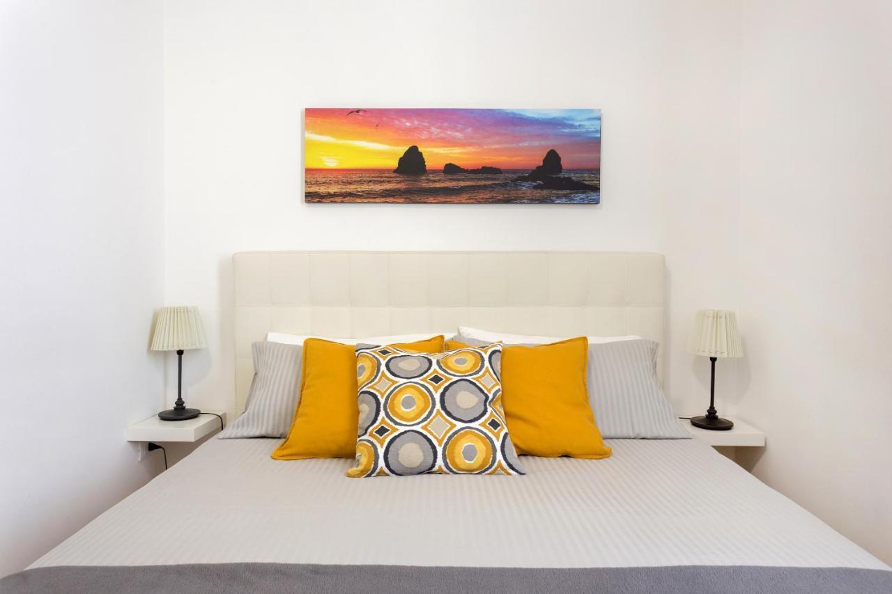 Centre Apartment Grotte Bianche Catania Bagian luar foto